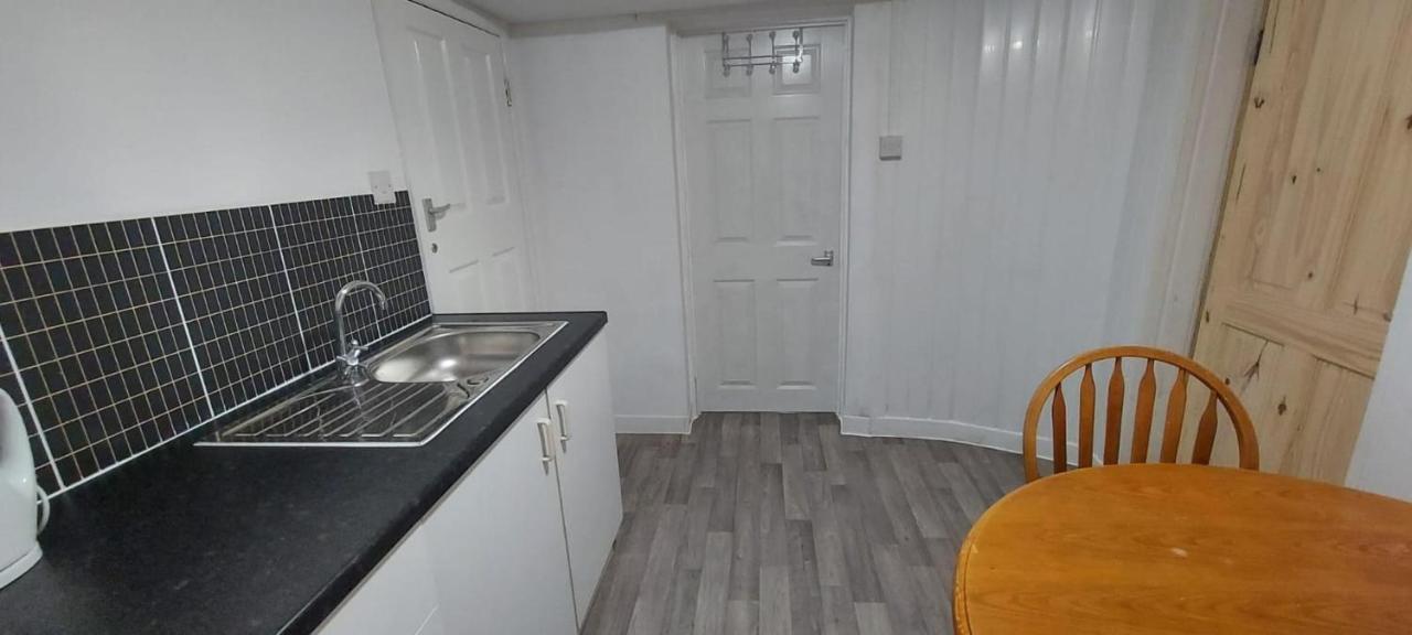 Lovely 3-Bed Apartment In Parkgate Rotherham Extérieur photo